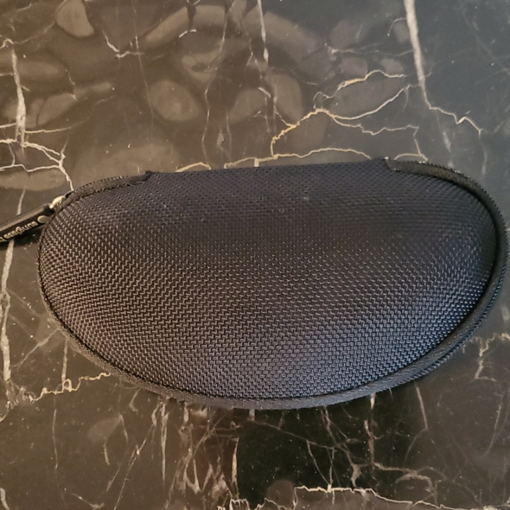 Sunglasses Hut Eyeglass Case Sturdy Clam Black Sturdy Zipper